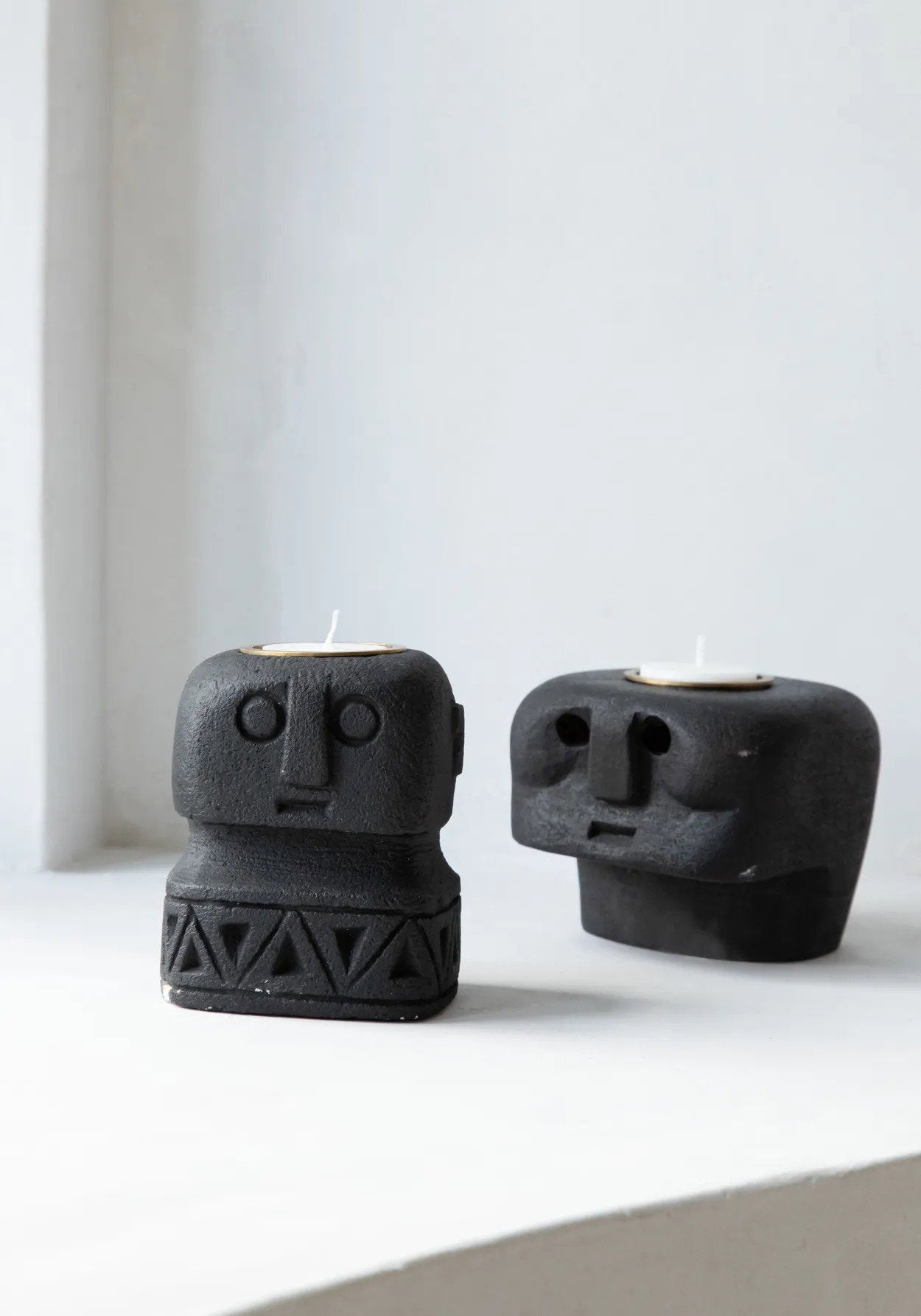 Bazar Bizar Sumba Stone #27 Theelichthouder – Zwart Zandsteen