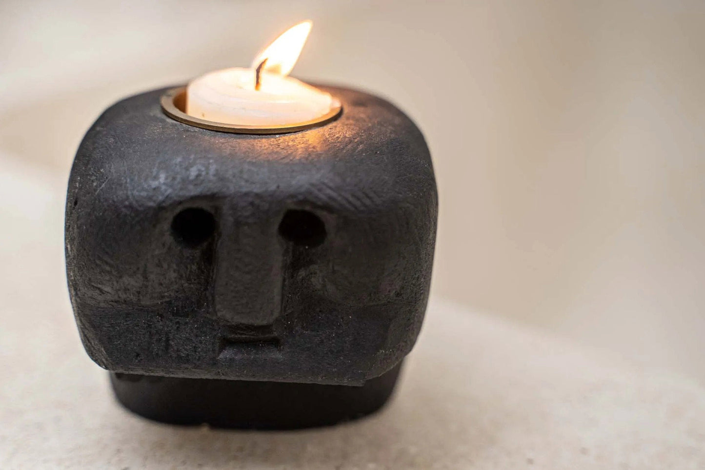 Bazar Bizar Sumba Stone #27 Theelichthouder – Zwart Zandsteen
