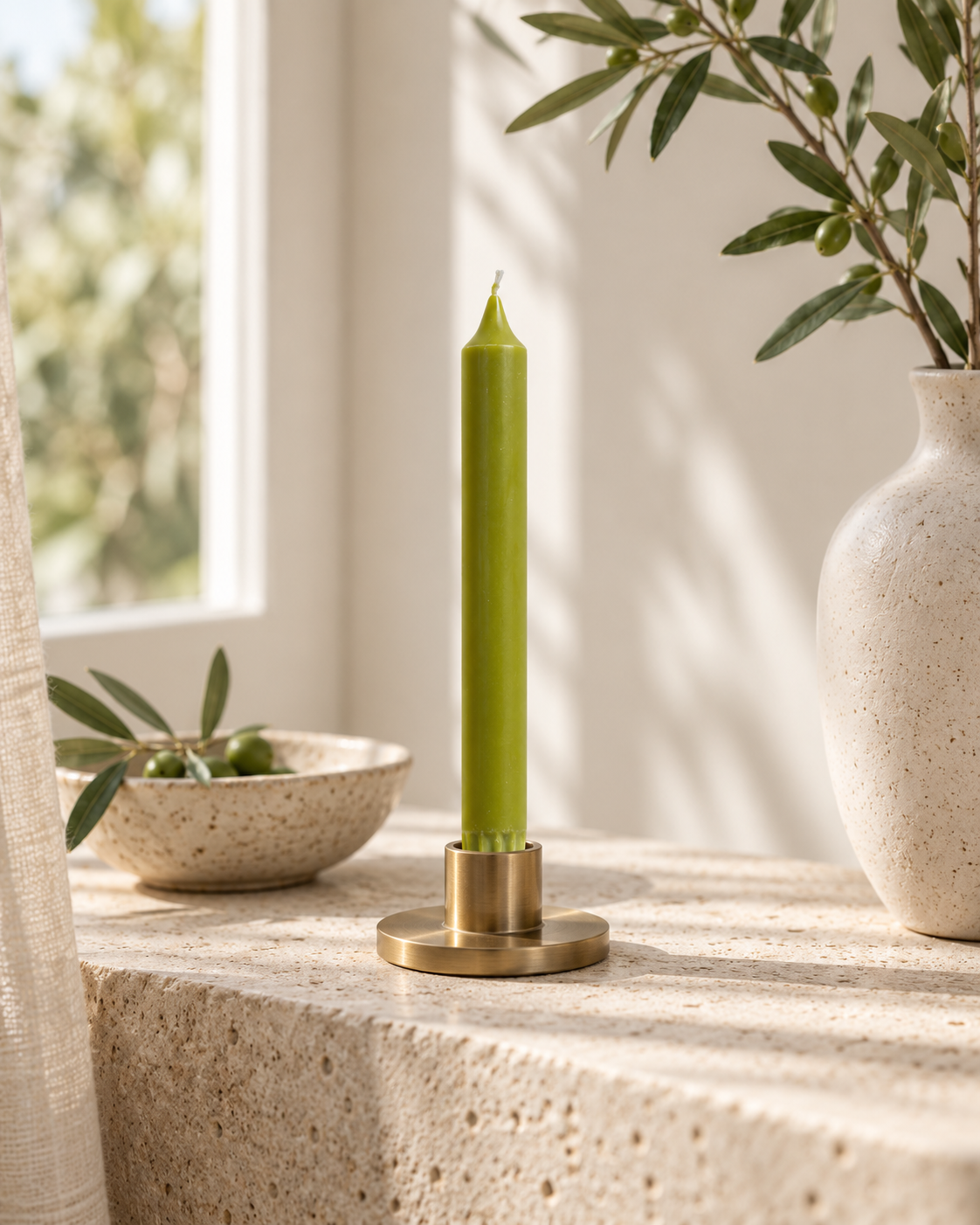 Rustik Lys dinerkaars Olive 19 cm in messing kandelaar in lichte natuurlijke setting