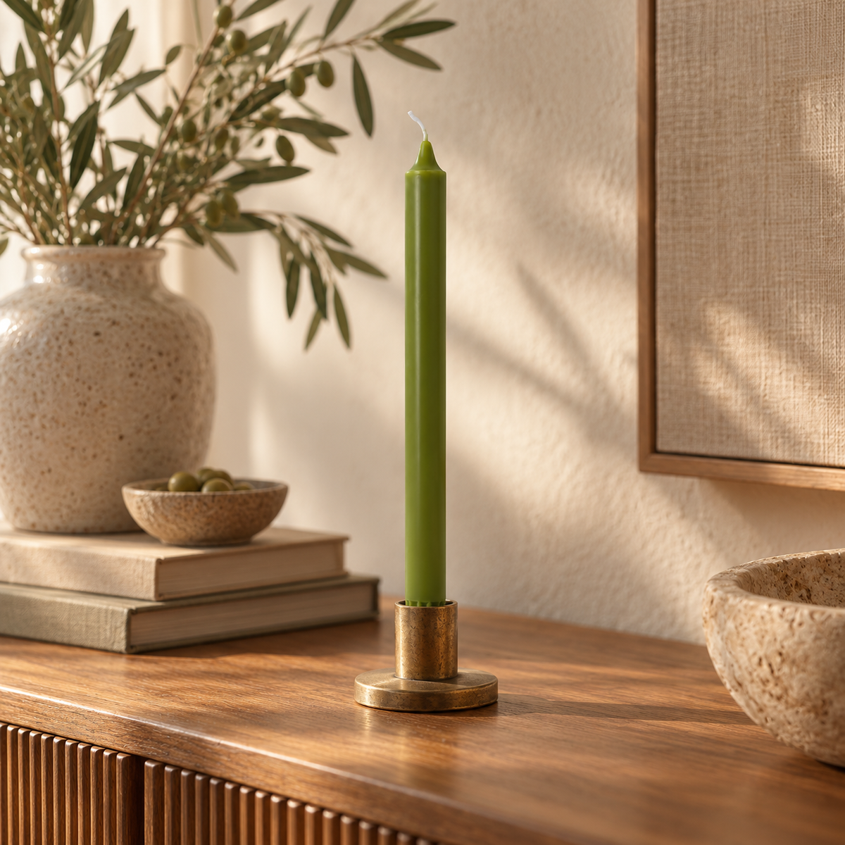 Rustik Lys stearine dinerkaars Olive 2,2 × 28 cm in messing kandelaar op houten kast